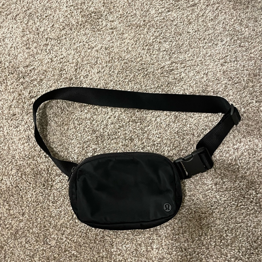 Lululemon Everywhere Belt Bag